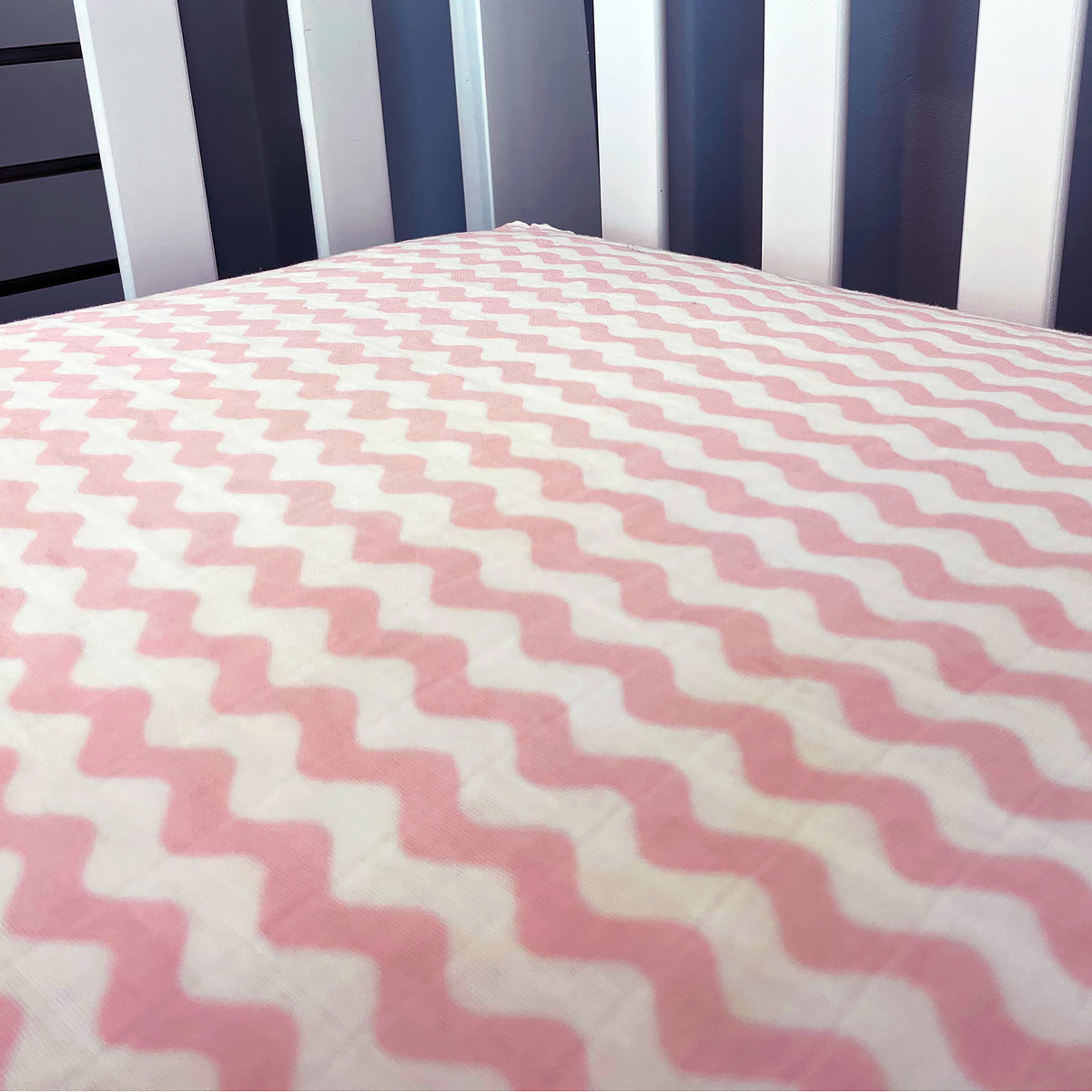 necessities by tendertyme Baby Boys and Baby Girls Waves Muslin Crib Sheet, Pink